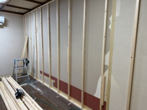 主展示室の下地壁枠
